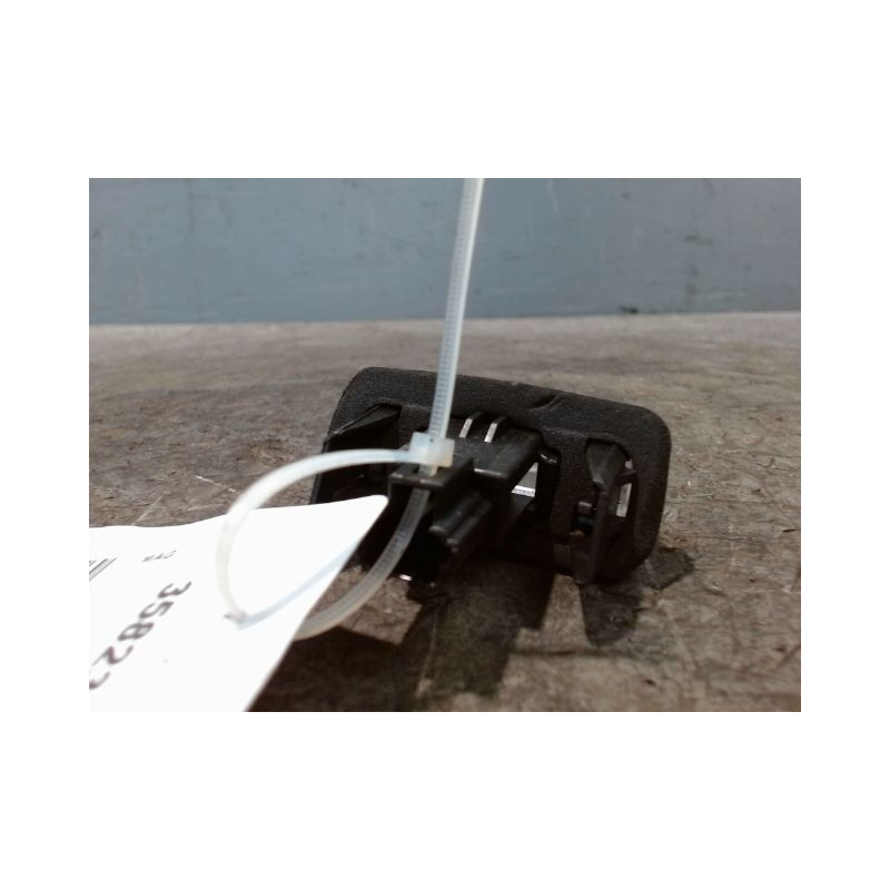 ECLAIREUR PLAQUE DE POLICE DROIT TOYOTA YARIS II 2010-