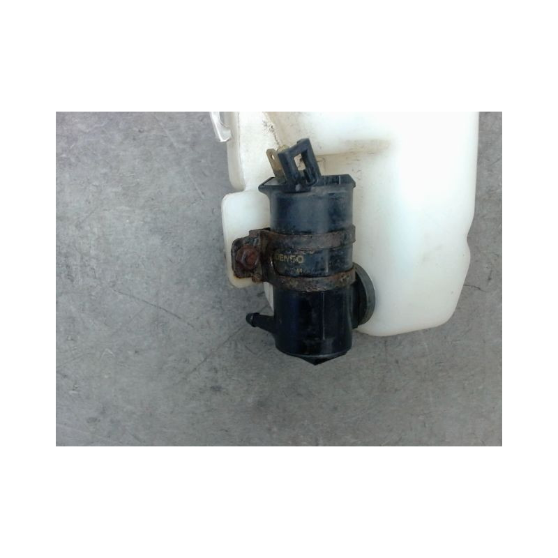 RESERVOIR LAVE-GLACE AVANT TOYOTA HILUX  X-TRA CABINE