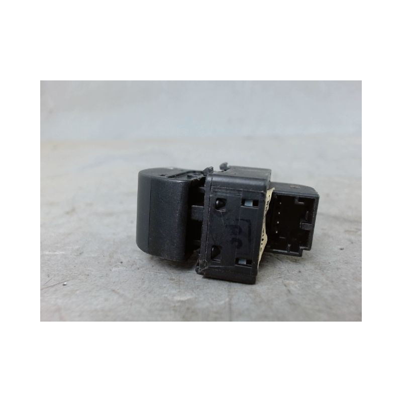 COMMANDE LEVE-GLACE PORTE AVD AUDI A3
