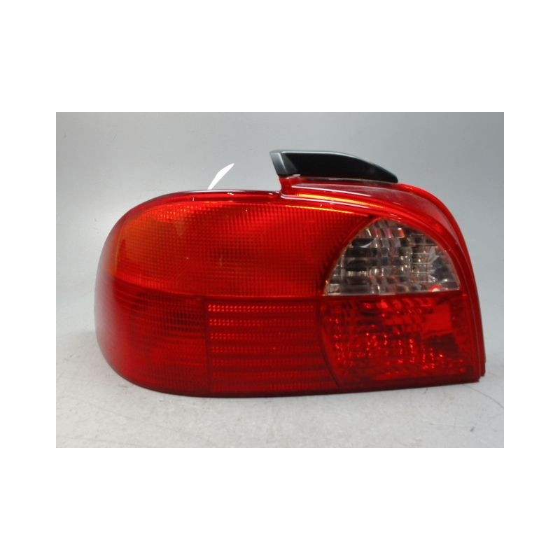 FEU ARRIERE GAUCHE  TOYOTA AVENSIS -2000