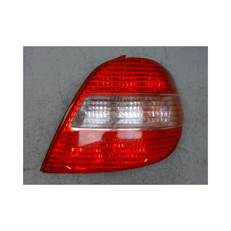 FEU ARRIERE GAUCHE  TOYOTA AVENSIS 2000-2003