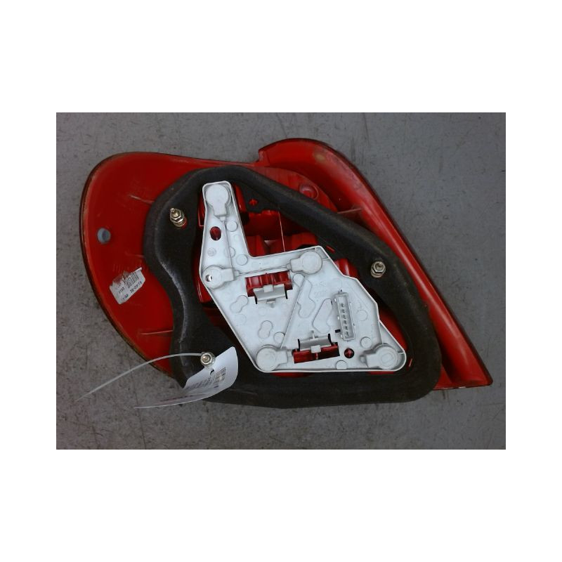 FEU ARRIERE GAUCHE  TOYOTA AVENSIS 2000-2003