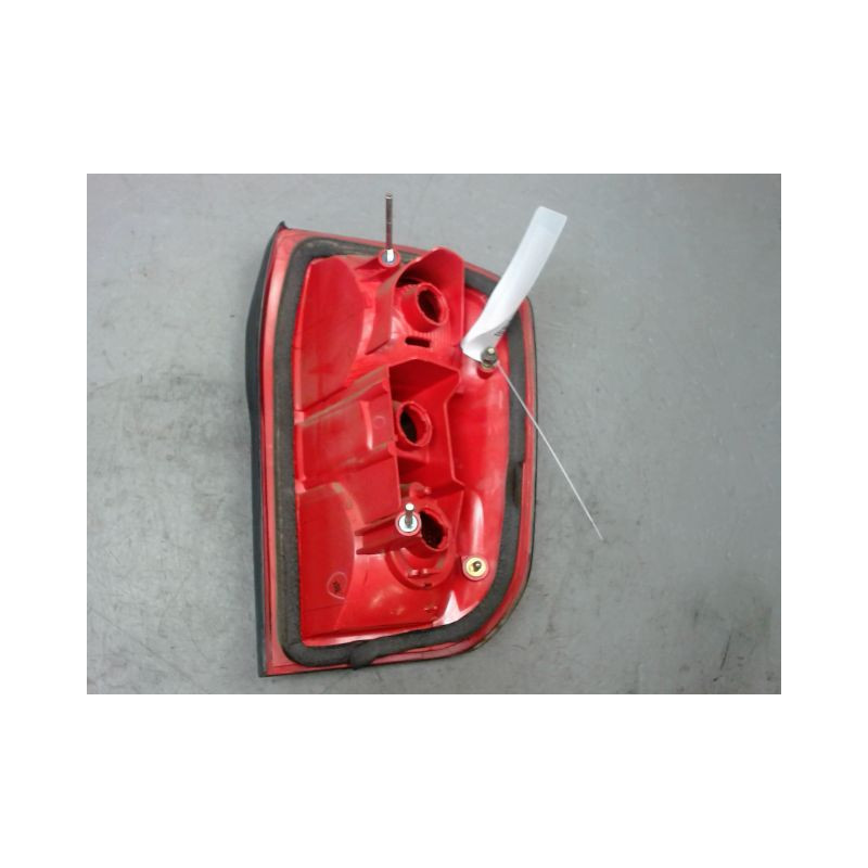FEU ARRIERE GAUCHE  TOYOTA RAV4