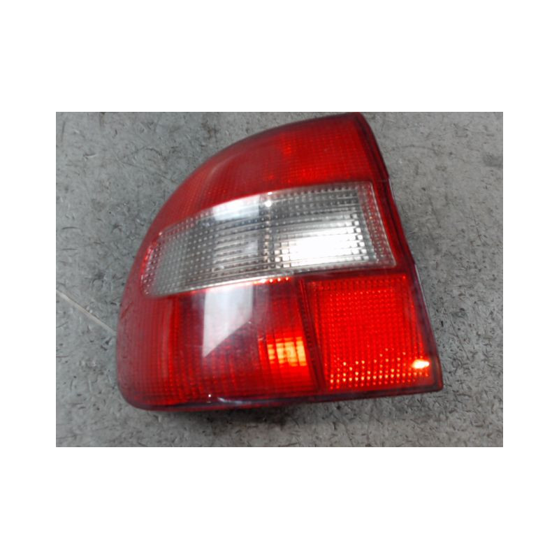 FEU ARRIERE GAUCHE  VOLVO V40 -2000