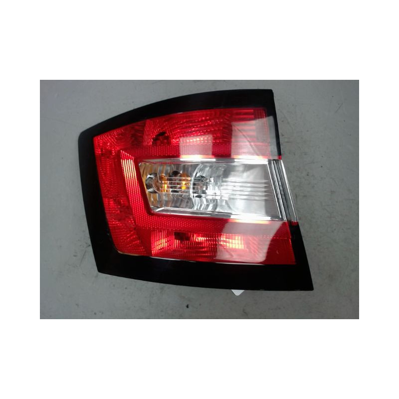 FEU ARRIERE GAUCHE  SKODA FABIA