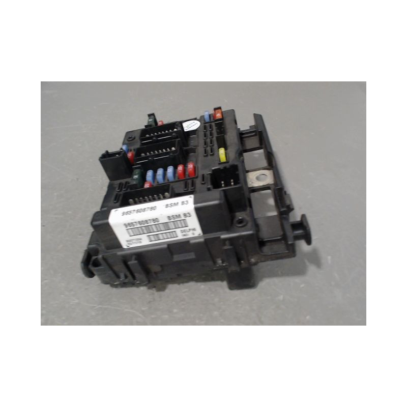 BOITE A FUSIBLES PEUGEOT 206