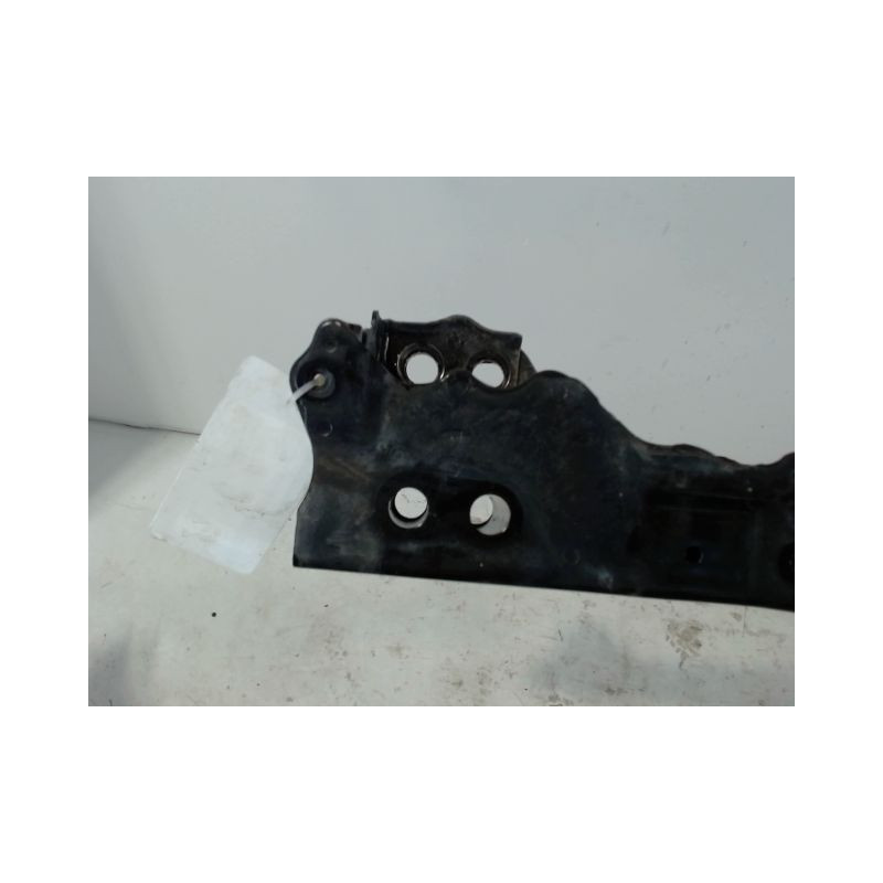TRAVERSE INFERIEURE ARMATURE AVANT TOYOTA AURIS