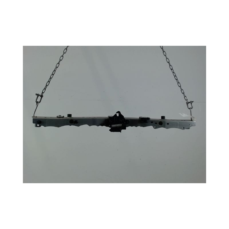 TRAVERSE SUPERIEURE ARMATURE AVANT TOYOTA AURIS