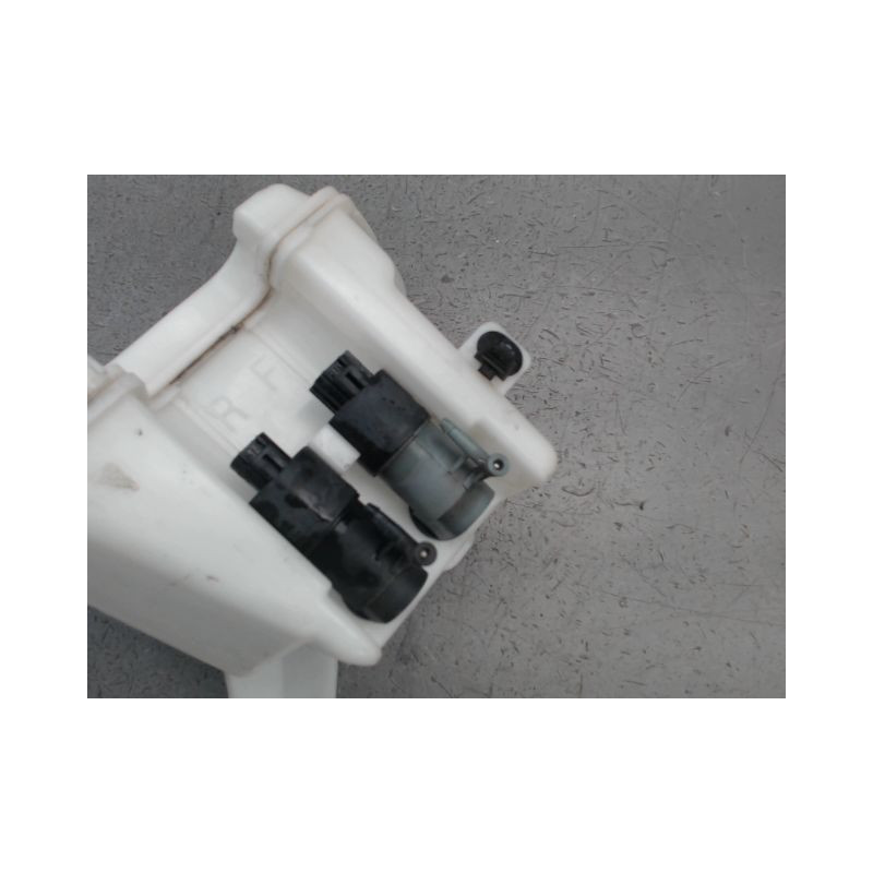 RESERVOIR LAVE-GLACE AVANT TOYOTA YARIS