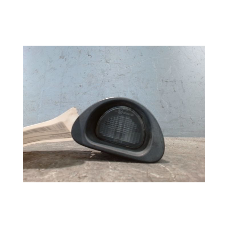 ECLAIREUR PLAQUE DE POLICE DROIT PEUGEOT 107 3P