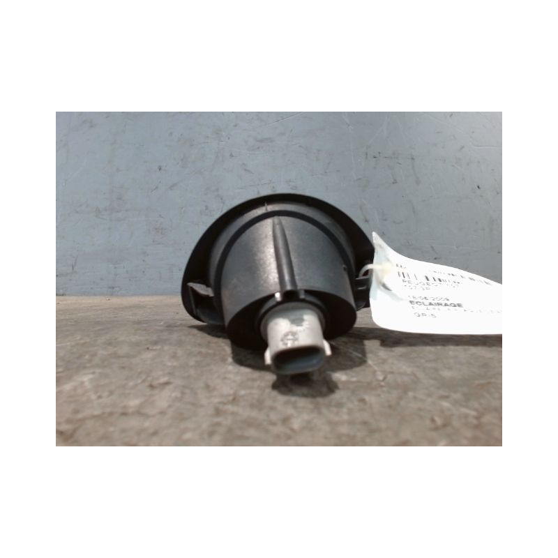 ECLAIREUR PLAQUE DE POLICE DROIT PEUGEOT 107 3P