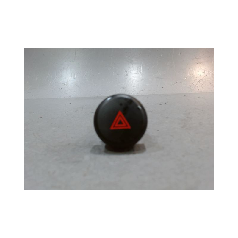 BOUTON DE WARNING NISSAN JUKE
