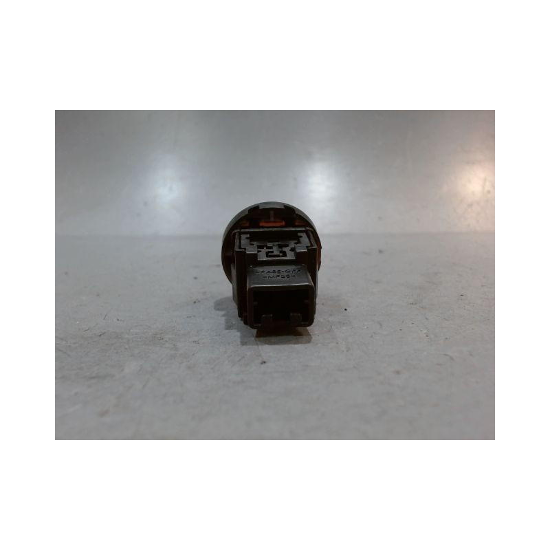 BOUTON DE WARNING NISSAN JUKE