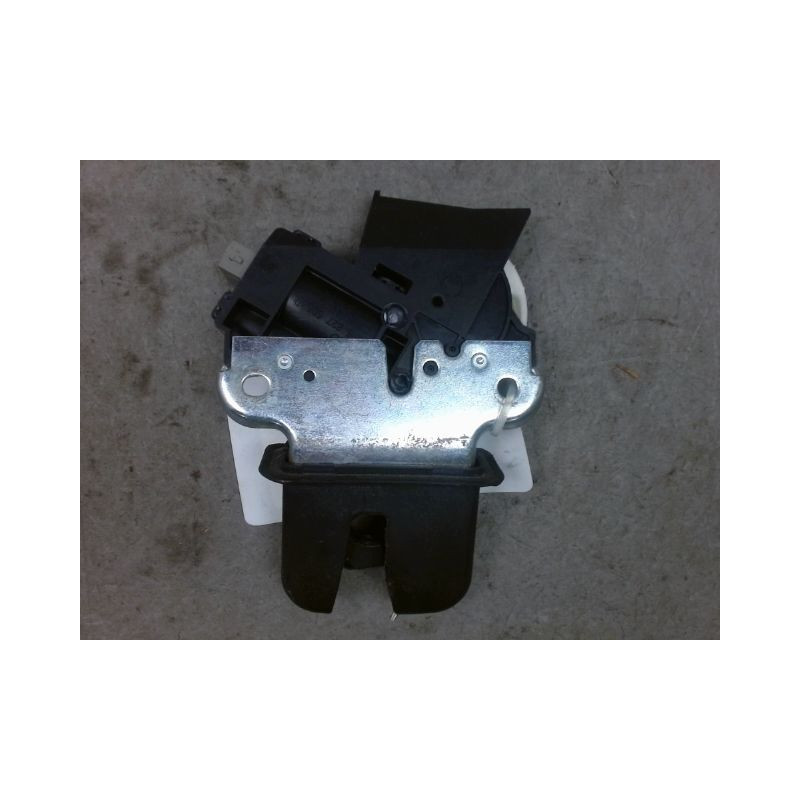 SERRURE COFFRE ARRIERE VOLKSWAGEN PASSAT 2005-