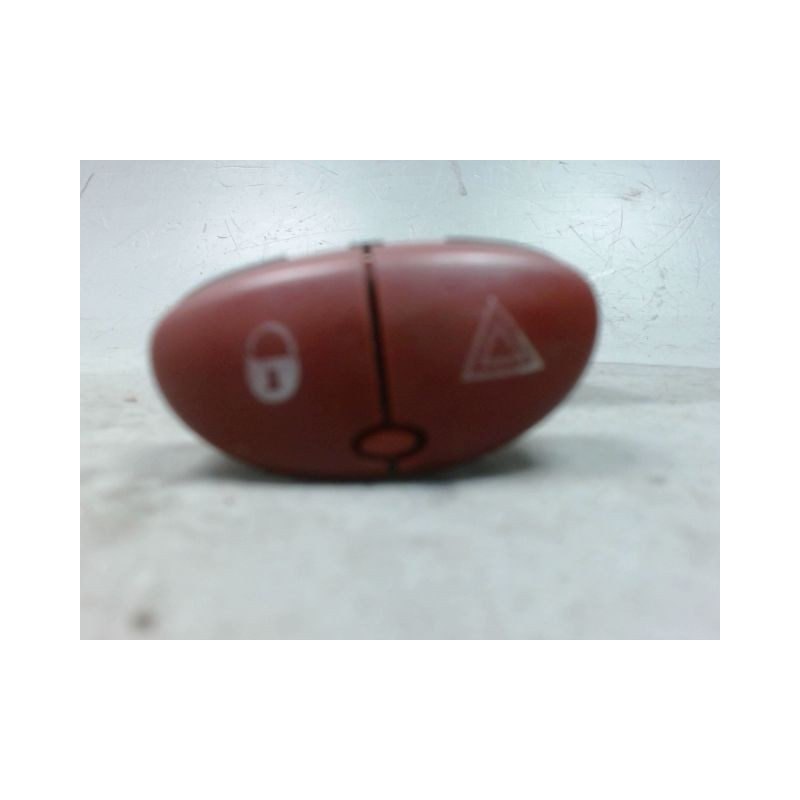 BOUTON DE WARNING PEUGEOT 206