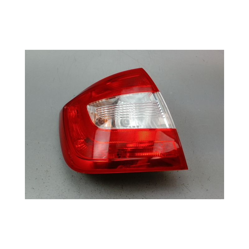 FEU ARRIERE GAUCHE  SKODA RAPID
