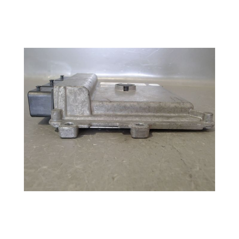 CALCULATEUR MOTEUR DACIA LOGAN