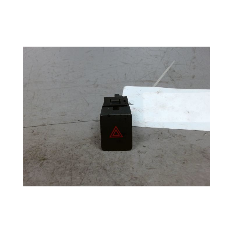 BOUTON DE WARNING NISSAN MICRA