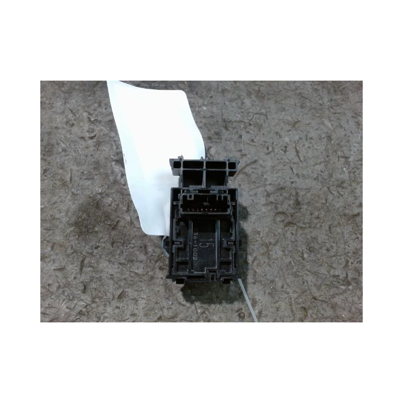 COMMANDE LEVE-GLACE PORTE AVD TOYOTA RAV4