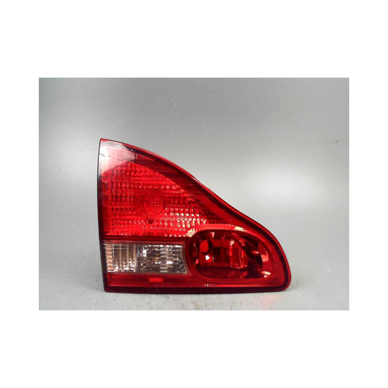 FEU ARRIERE INTERIEUR GAUCHE TOYOTA AVENSIS