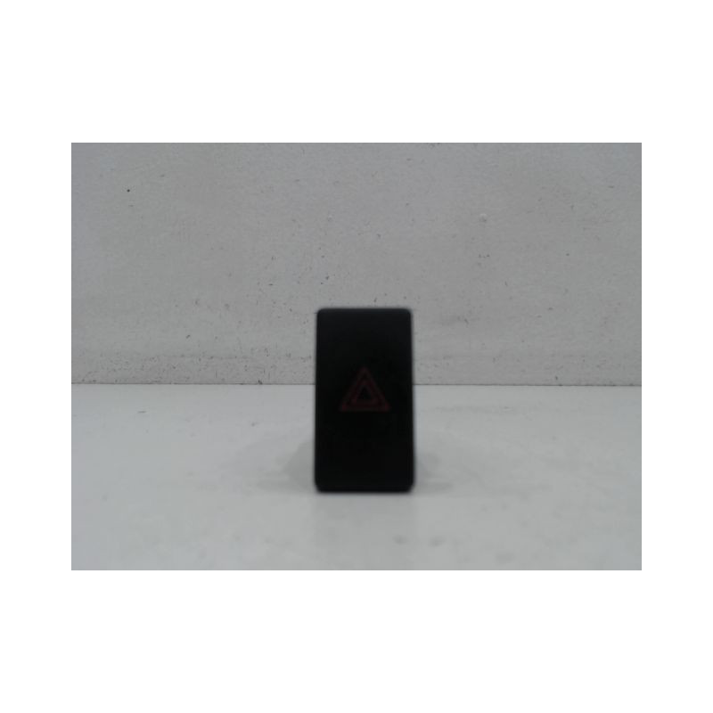 BOUTON DE WARNING TOYOTA AVENSIS
