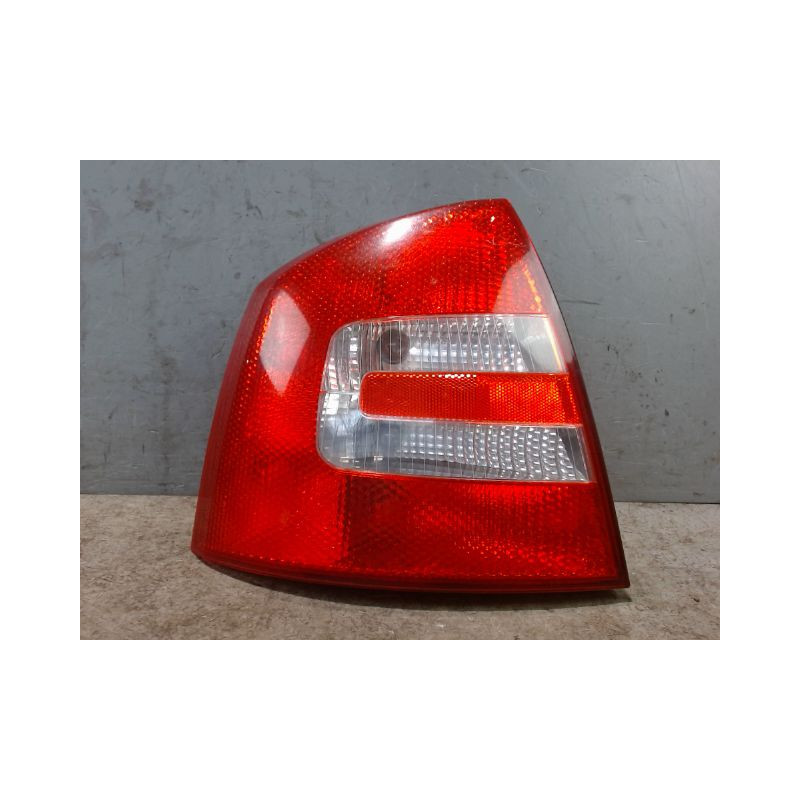 FEU ARRIERE GAUCHE  SKODA OCTAVIA 2000-
