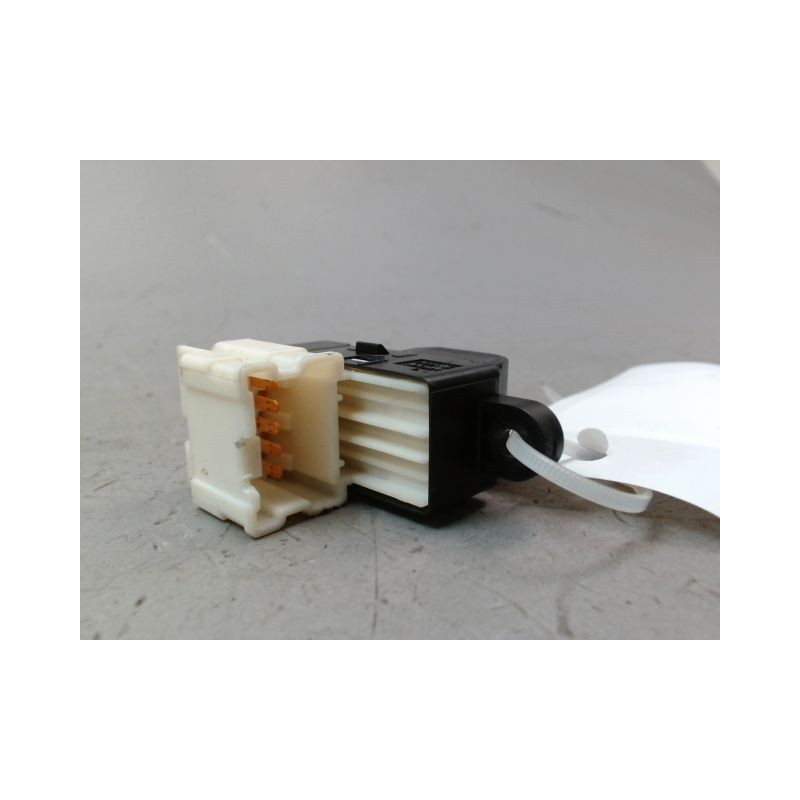 COMMANDE LEVE-GLACE PORTE AVD SUZUKI CELERIO