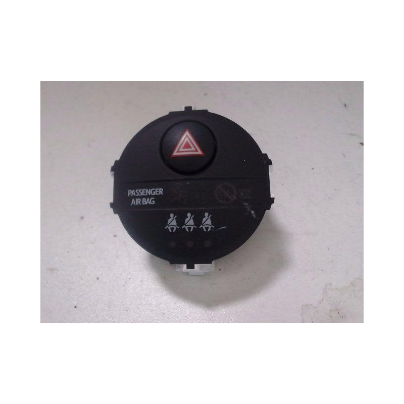 BOUTON DE WARNING TOYOTA YARIS