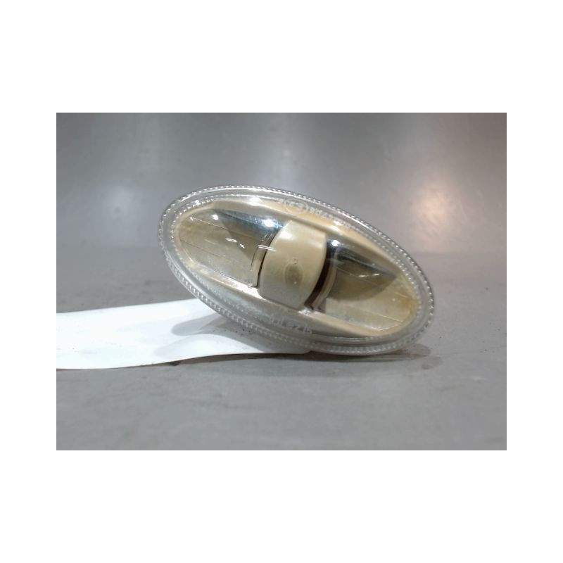 REPETITEUR AILE DROIT PEUGEOT 107