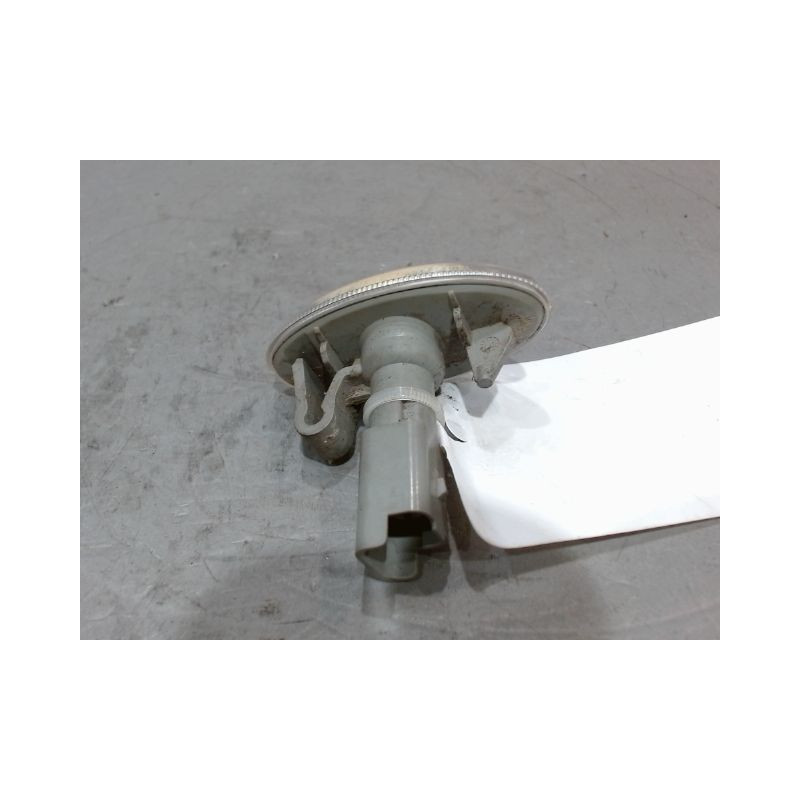 REPETITEUR AILE DROIT PEUGEOT 107