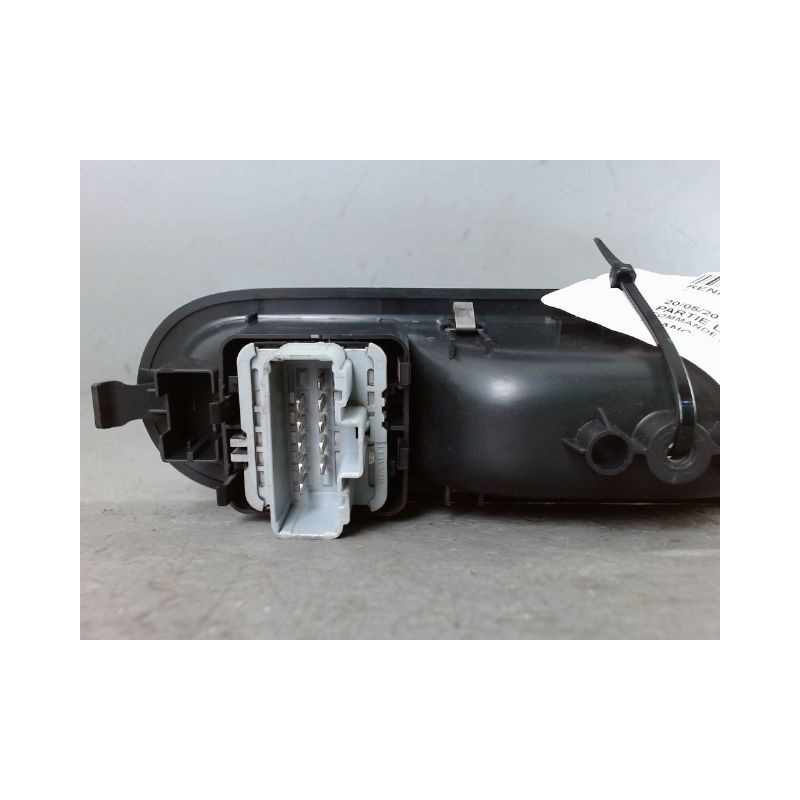 COMMANDE LEVE-GLACE PORTE AVG RENAULT CLIO