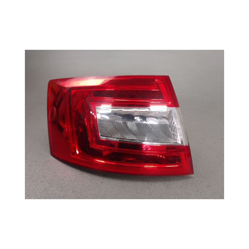 FEU ARRIERE GAUCHE  SKODA OCTAVIA