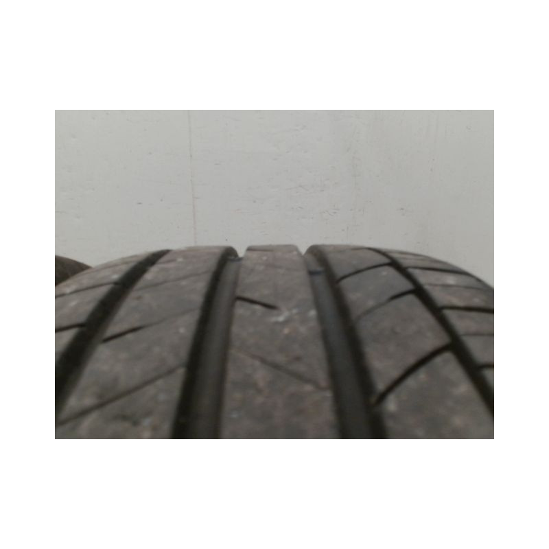 Paire de pneus KUMHO ECSTA HS52 215 50 17 95 W