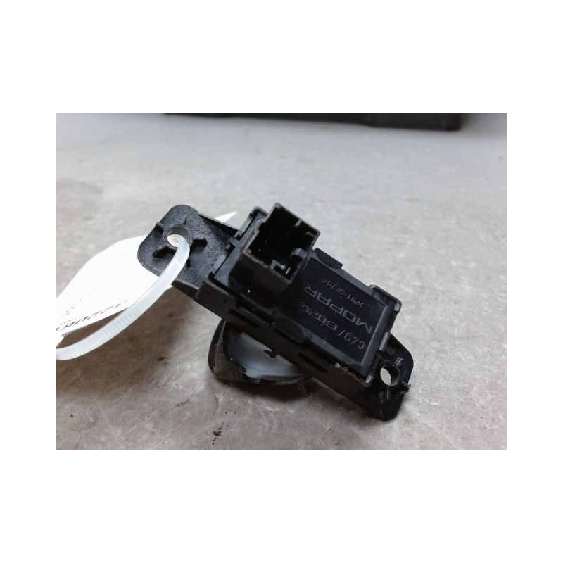 COMMANDE LEVE-GLACE PORTE AVD FIAT 500