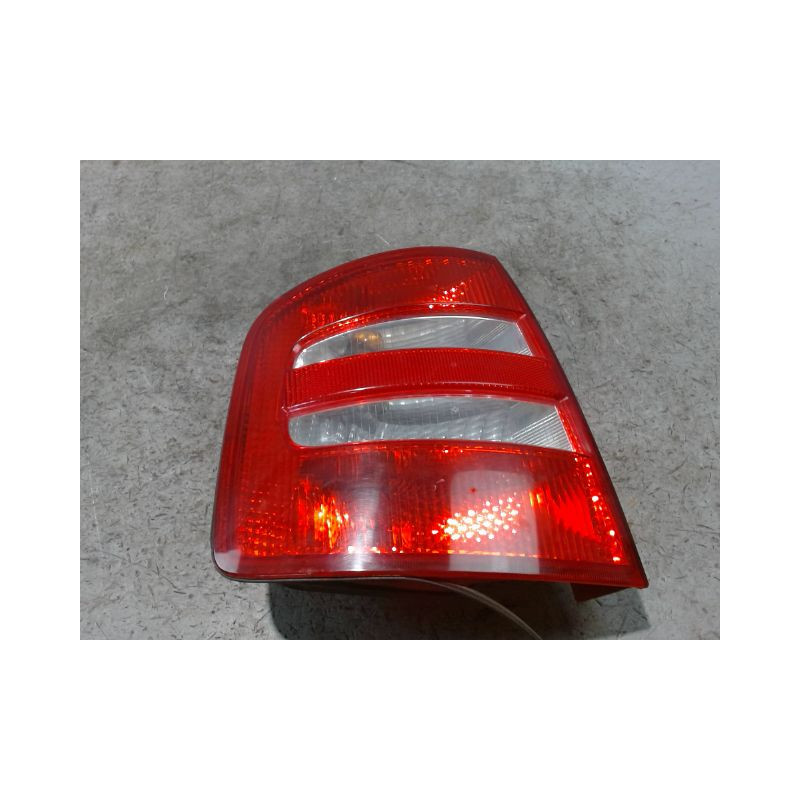 FEU ARRIERE GAUCHE  SKODA FABIA BREAK 00-04