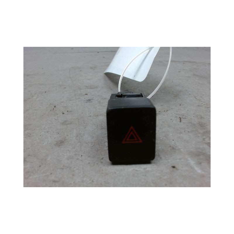 BOUTON DE WARNING NISSAN MICRA