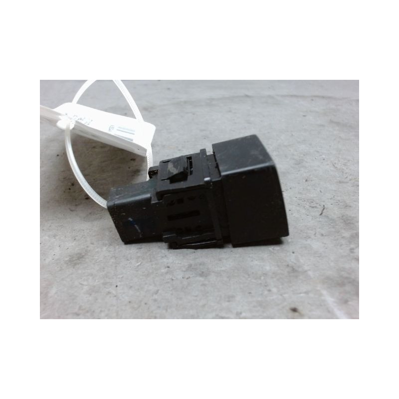 BOUTON DE WARNING NISSAN MICRA