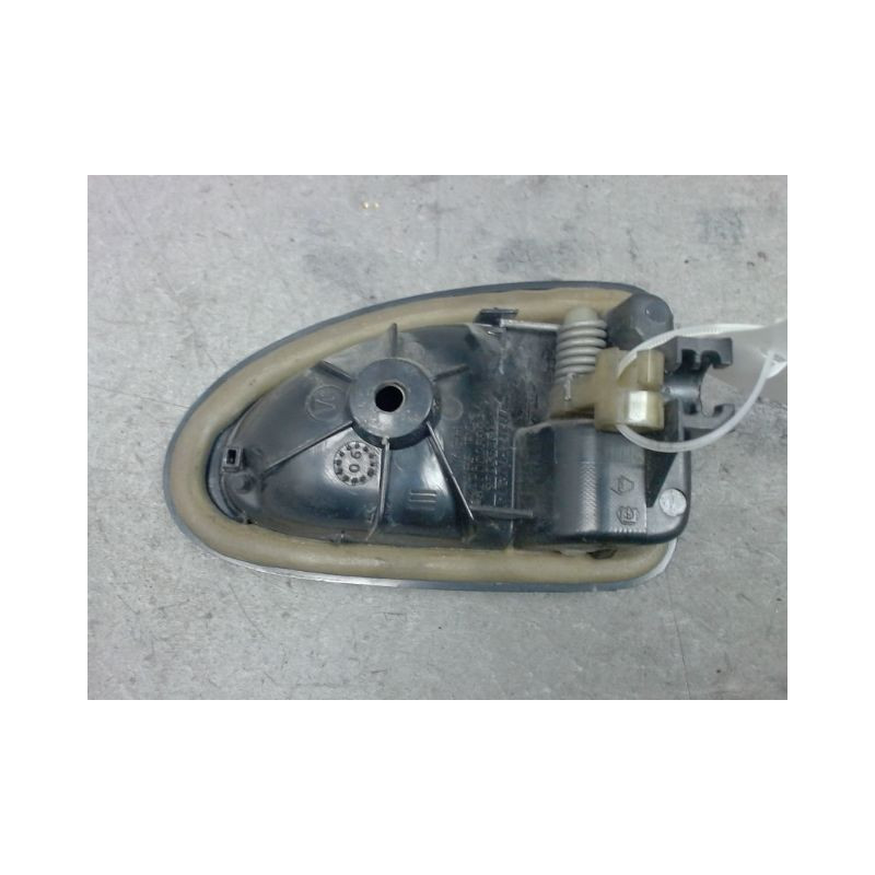 POIGNEE INTERIEURE PORTE AVANT GAUCHE RENAULT TRAFIC CN 1000KG 8.2006-