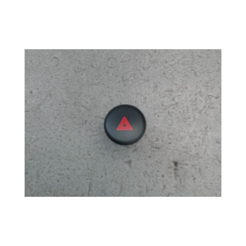 BOUTON DE WARNING NISSAN JUKE
