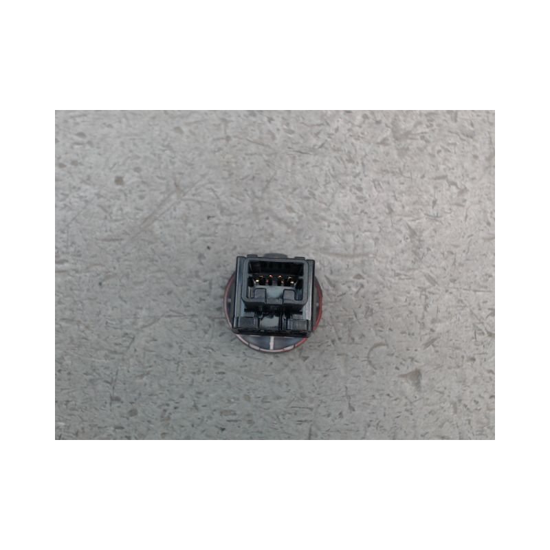 BOUTON DE WARNING NISSAN JUKE