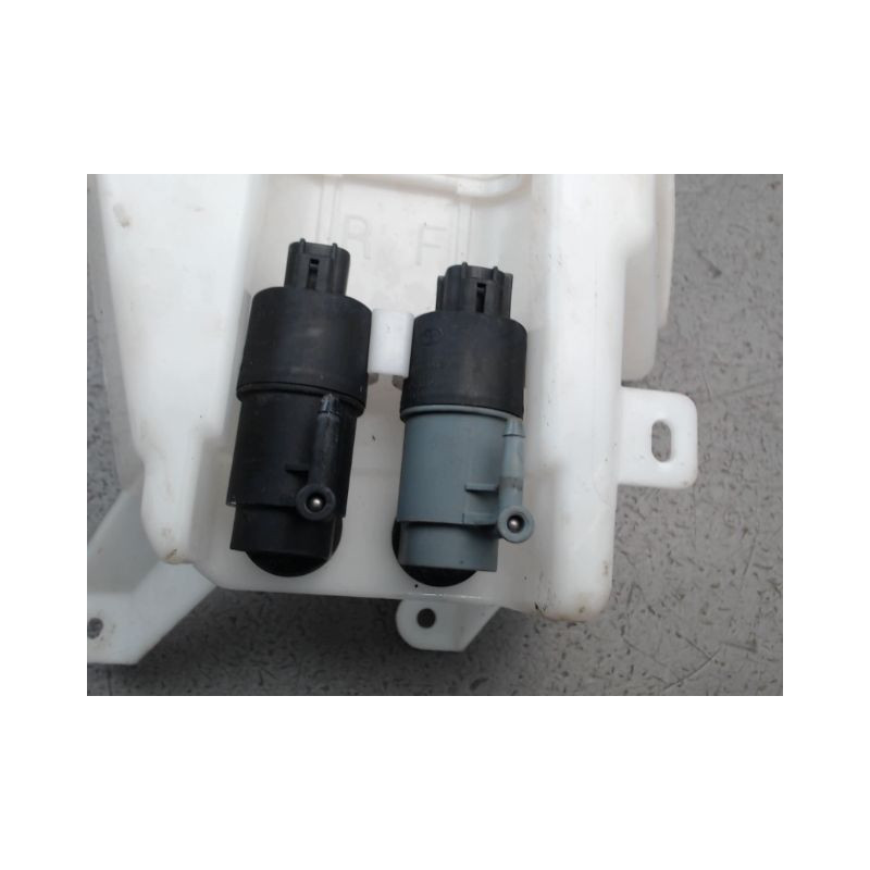 RESERVOIR LAVE-GLACE AVANT TOYOTA YARIS