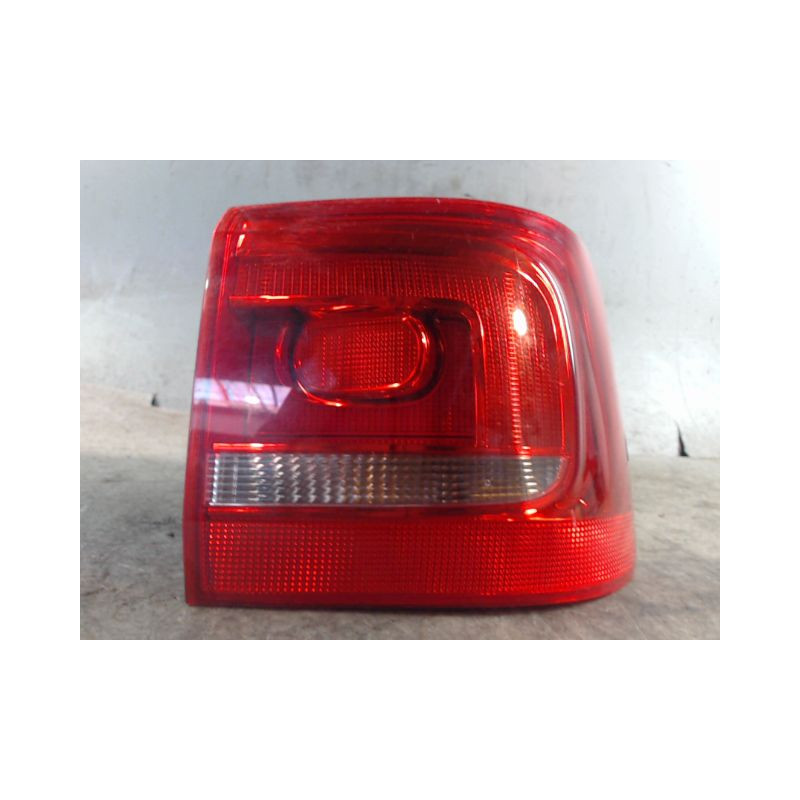 FEU ARRIERE DROIT VOLKSWAGEN TOURAN 09-