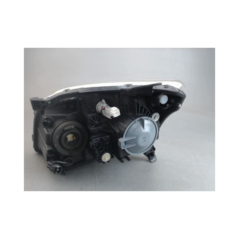 PHARE DROIT TOYOTA AVENSIS