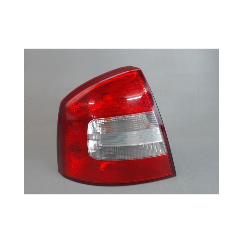 FEU ARRIERE GAUCHE  SKODA OCTAVIA