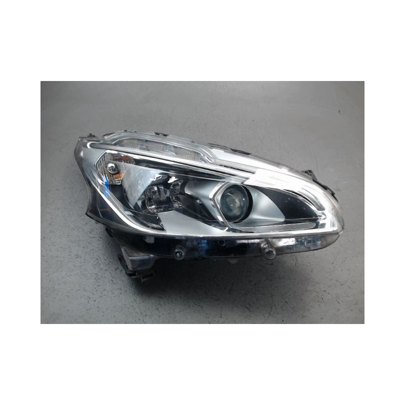 PHARE DROIT PEUGEOT 208