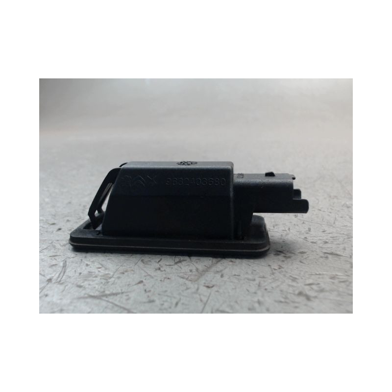 ECLAIREUR PLAQUE DE POLICE DROIT PEUGEOT 2008