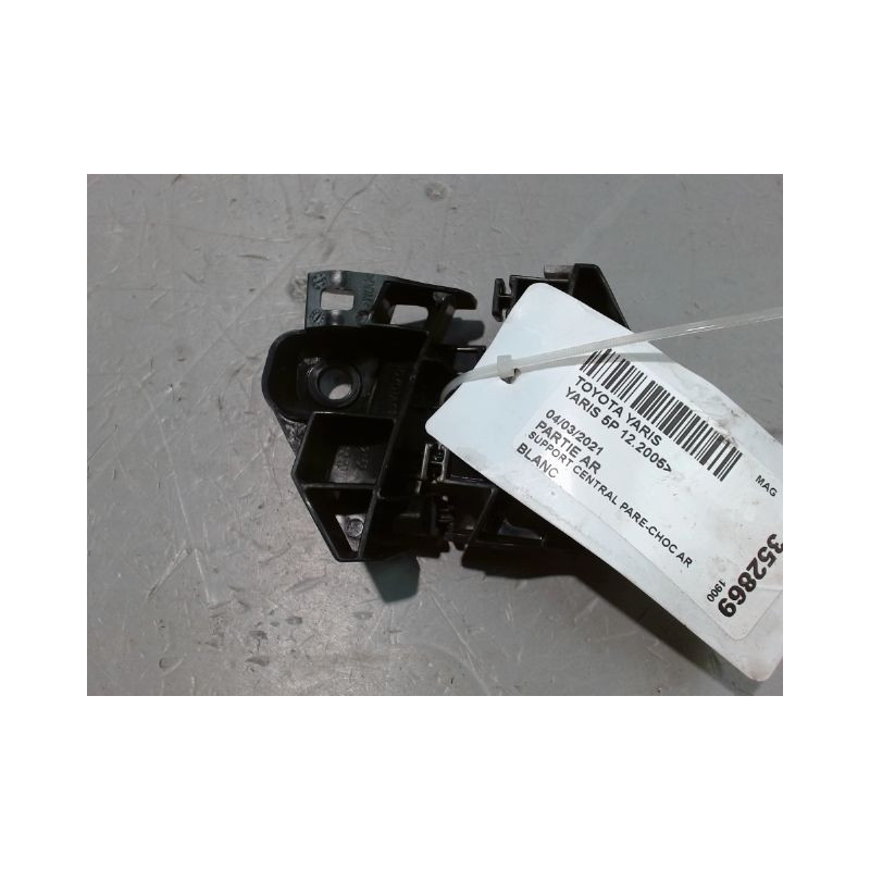 SUPPORT CENTRAL PARE-CHOC ARRIERE  TOYOTA YARIS 2005-