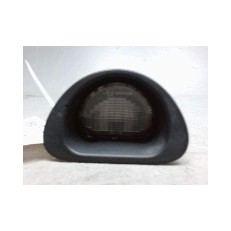 ECLAIREUR PLAQUE DE POLICE DROIT PEUGEOT 107 5P