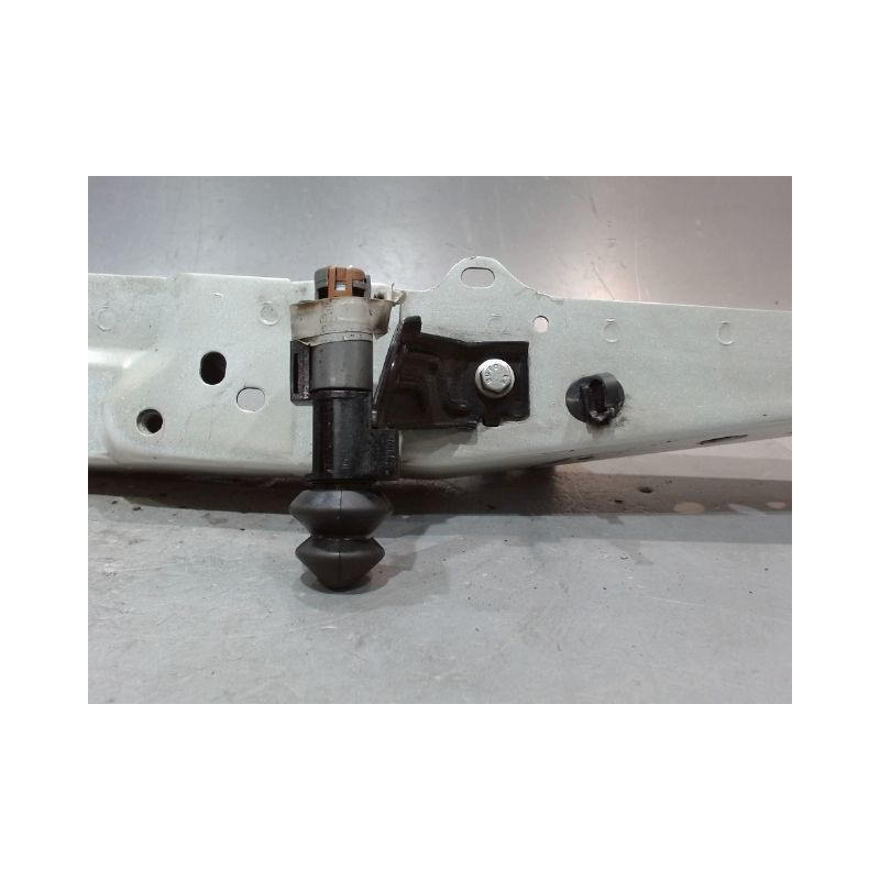TRAVERSE SUPERIEURE ARMATURE AVANT NISSAN QASHQAI
