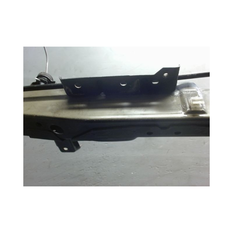 TRAVERSE SUPERIEURE ARMATURE AVANT NISSAN JUKE